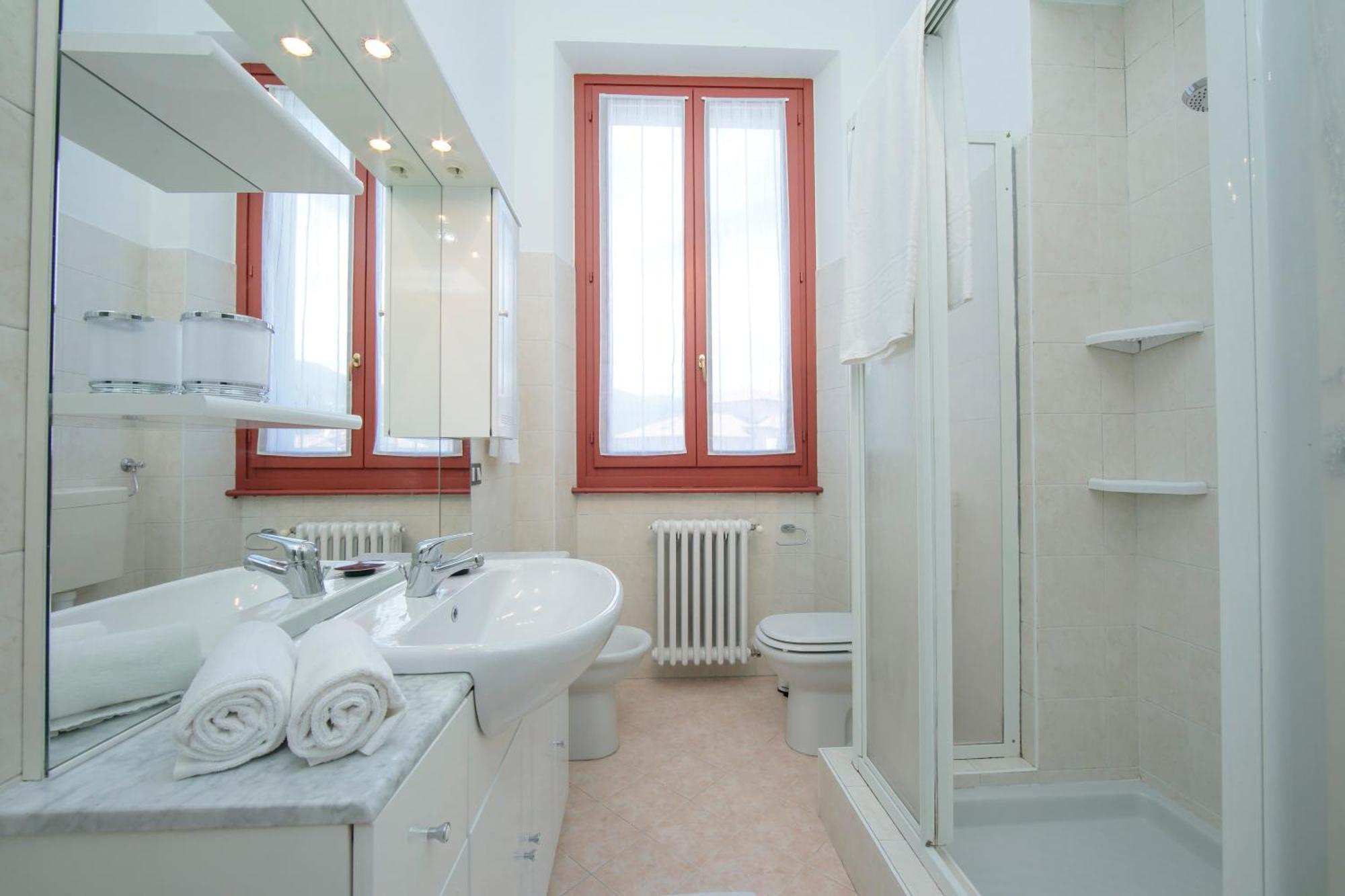 Residenza Oleandro Lake View Luino Center - Happy Rentals エクステリア 写真