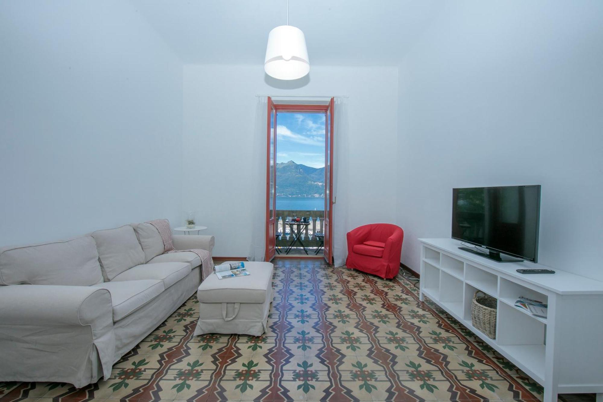 Residenza Oleandro Lake View Luino Center - Happy Rentals エクステリア 写真