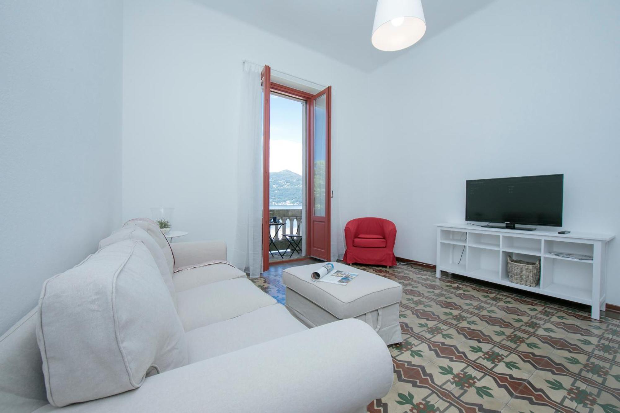 Residenza Oleandro Lake View Luino Center - Happy Rentals エクステリア 写真