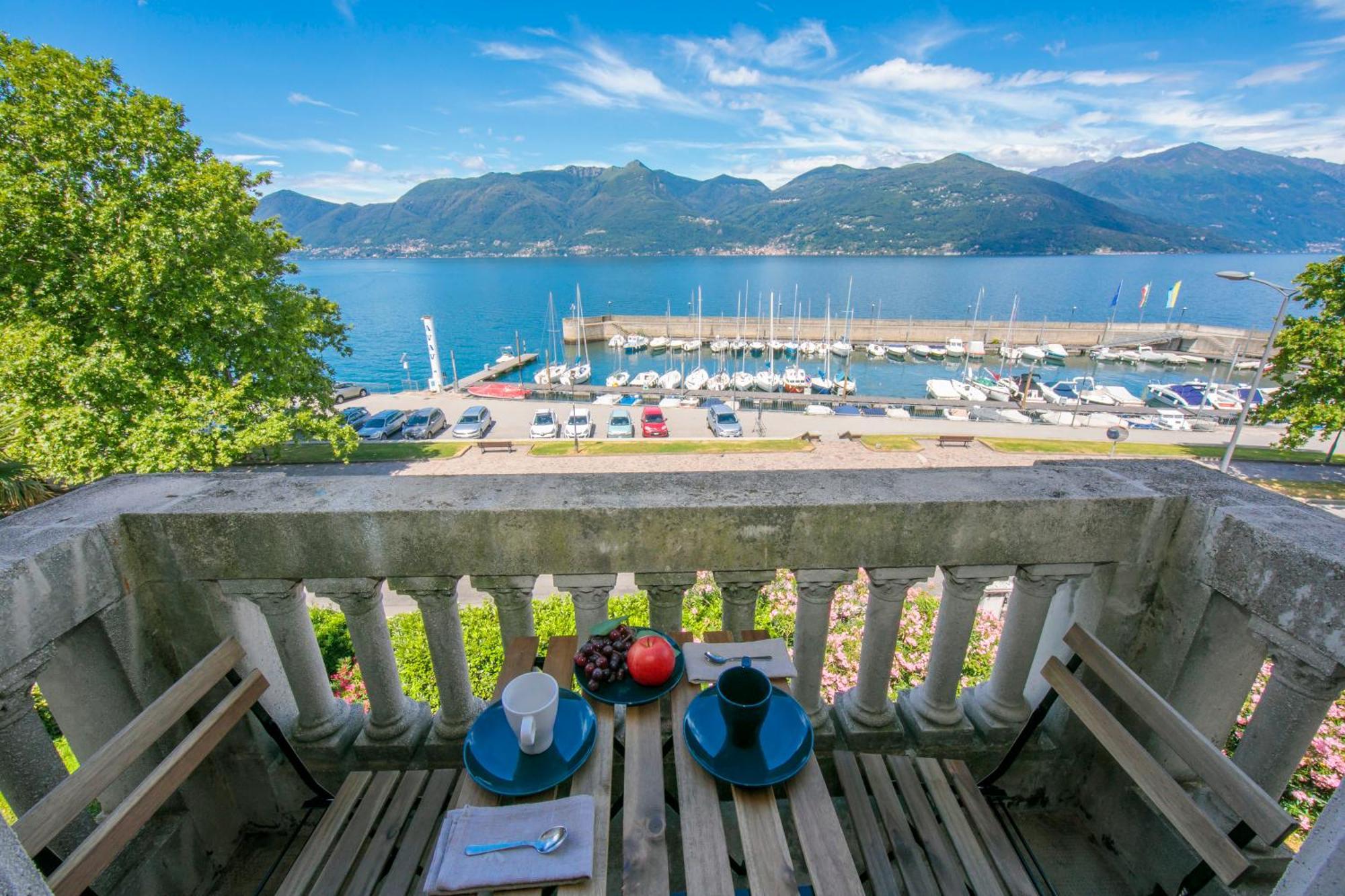 Residenza Oleandro Lake View Luino Center - Happy Rentals エクステリア 写真